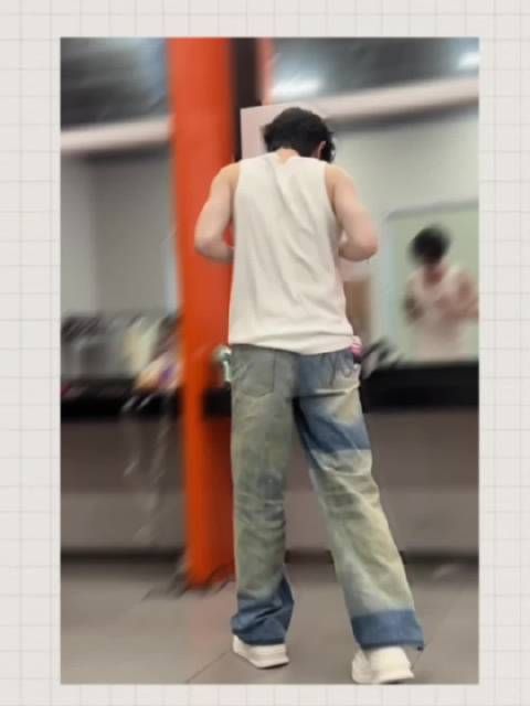 漂亮的肌肉线条华丽的脚部动作，一直在奖励！