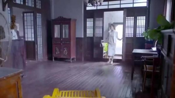 女子偶遇神秘特工田鼠，身份疑云引风暴
