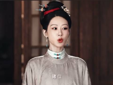杨紫父亲手捧奖杯为女儿庆祝，见证荧屏荣光