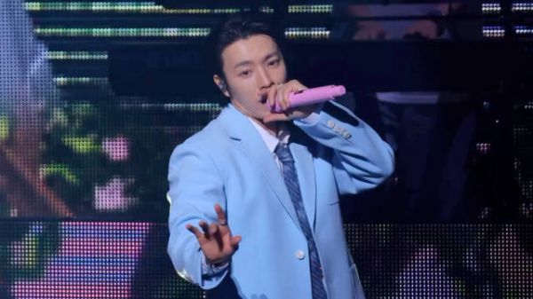 李东海大阪演唱会首日穿baby蓝新装亮相