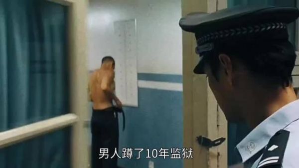男人按着记忆中的路回到家时，却发现父亲早就换了门锁