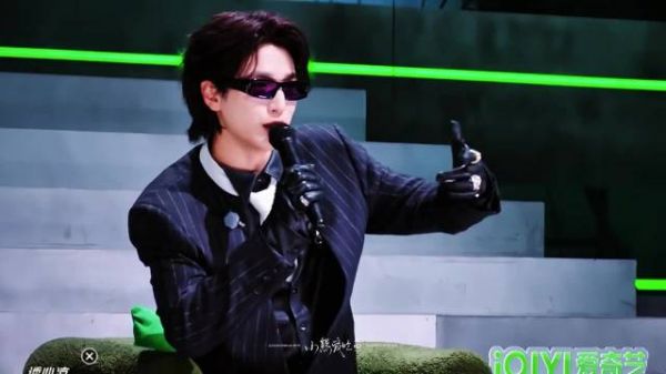 严浩翔捂嘴旁观VaVa梁源争执,Top Barry沉默打拍