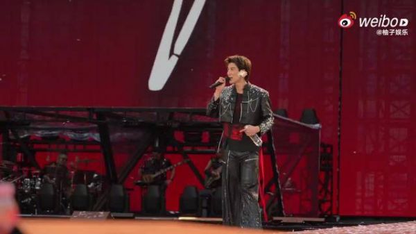 王力宏成都演唱会受伤流血仍坚持完成演出
