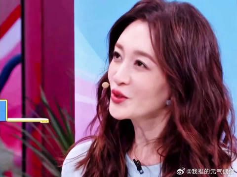 李小冉完全没有老一辈的刻板想法,跟 00 后交流平等又有趣,好感拉满