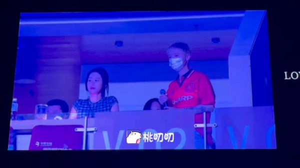 鹿晗张碧晨现身周震南演唱会,曾低落期获鹿晗安慰