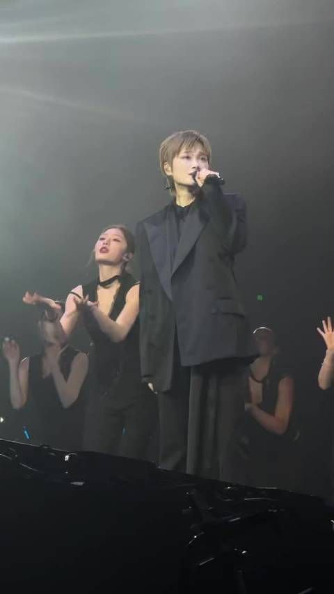 李宇春黑西装亮相DJ舞台改编曲目氛围感拉满