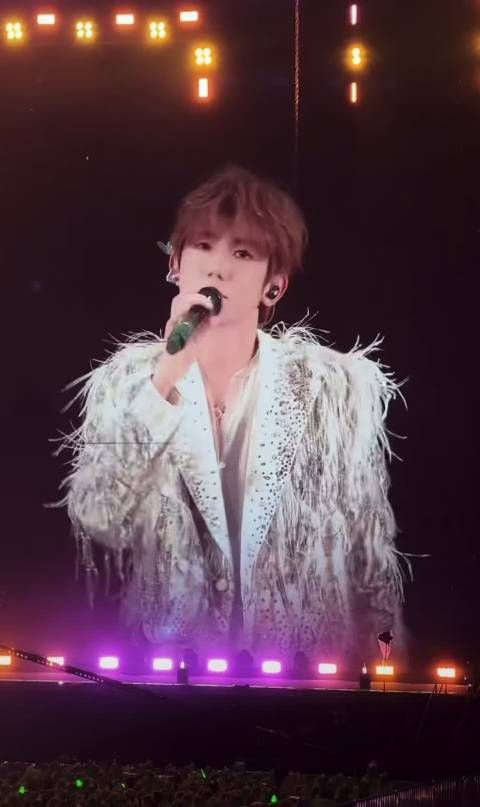 王源演唱会遇雨喊话家人们，35场演出与粉丝共赴星海