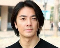 郑伊健路边摊被偶遇，头发稀疏，49岁蒙嘉慧认不出！