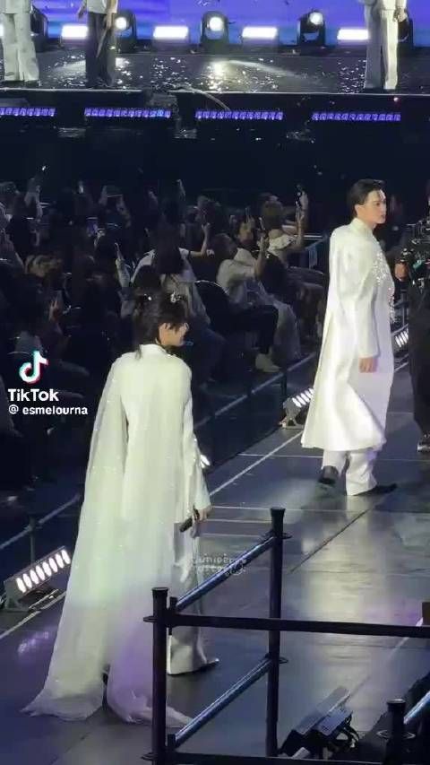 小狗狗要和主人手牵手在一起耶