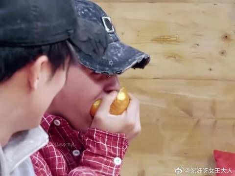 哥几个还真能含进去，在家没有包袱的时候