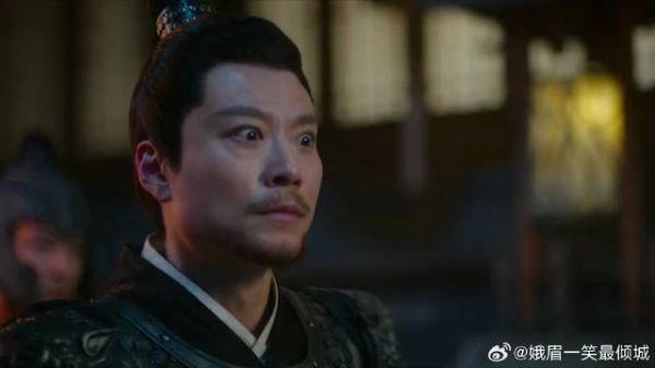 颜南星被官兵追杀，跳进河里，不料被江心白碰到