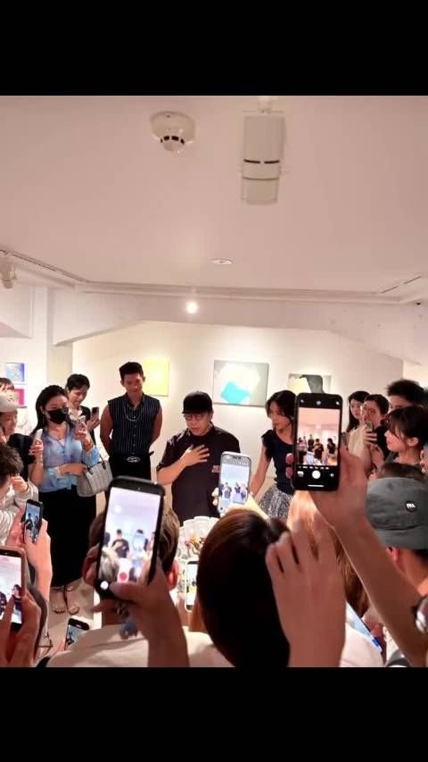 林志玲现身东京蔡康永画展，两人牵手显亲密
