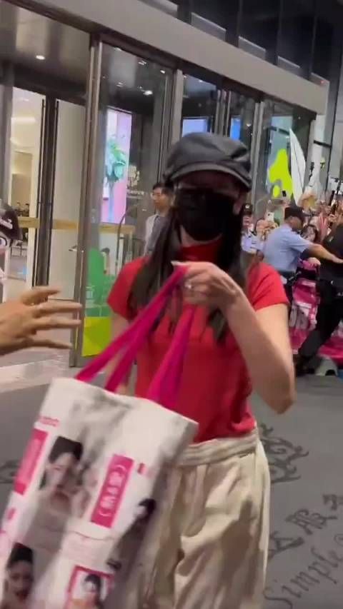 迪丽热巴抱着一兜信不撒手