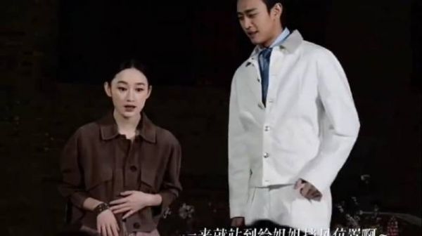 俩人就这么缠缠绵绵~ 这里好搞笑 姐夫被姐姐踩了一脚哈哈哈哈 绝代方桦