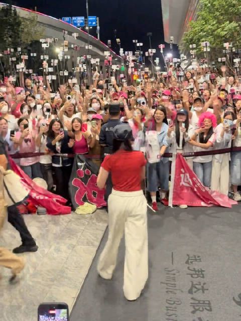 人山人海迪丽热巴还收到了一包信！