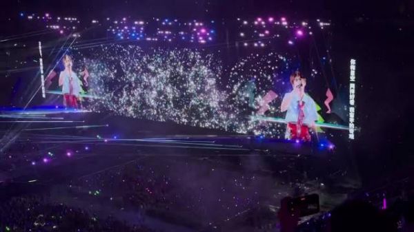 王源上海演唱会延伸台达53米，与粉丝近距离互动