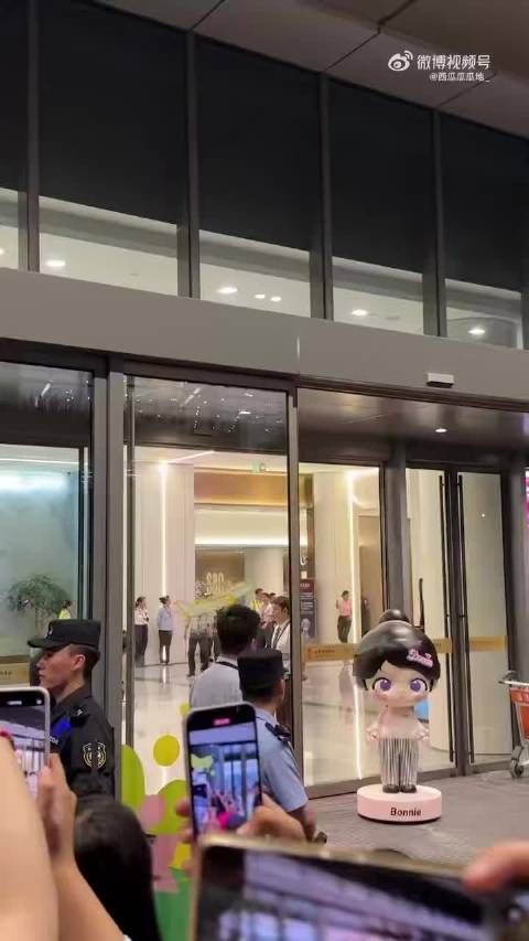 迪丽热巴暖心拥抱粉丝信件
