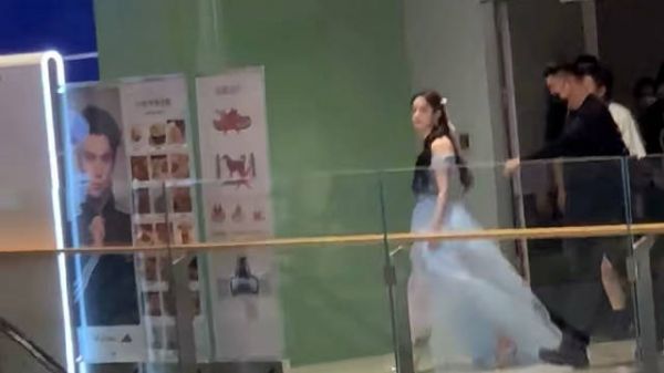 现场实在太多人了 来看看高糊镜头下的美貌