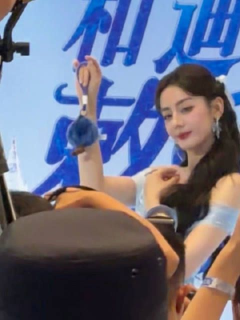 迪丽热巴线下活动人气爆棚，亲自抱信与粉丝互动