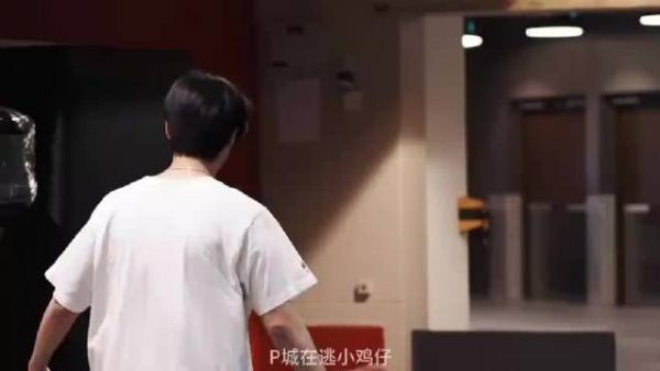 TEC33Svan亮相澳门邀请赛，宽肩造型引关注