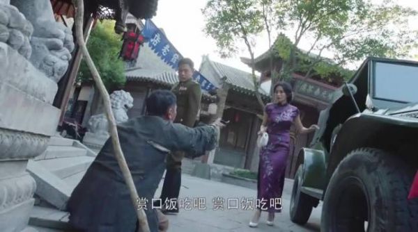 乞丐要饭被人看不起，司令看到他胸前的勋章直接认他当爹