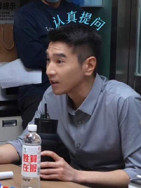 周主任那副严肃认真的提问模样，真是让人忍俊不禁！