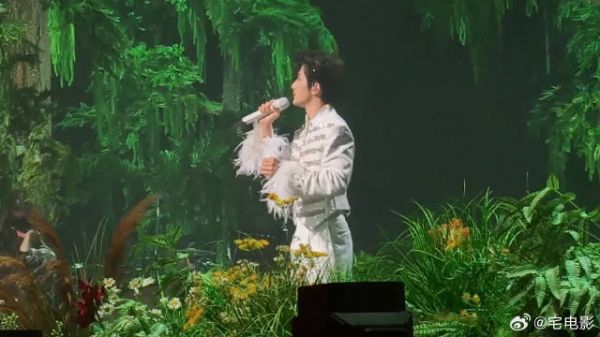 亲临现场听他唱歌太治愈，旋律与歌声相融，全程幸福感拉满