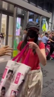 迪丽热巴抱着一兜信不撒手