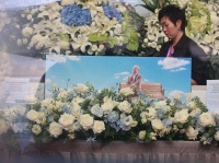 钟景辉出殡谢君豪扶灵，侄子捧遗照神情哀伤，刘德华周润发送别