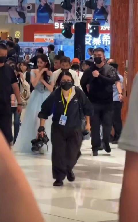 迪丽热巴深V礼服亮相引惊叹