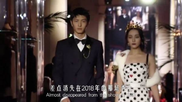 当年的那张合照背后，原来藏着迪丽热巴如此决绝的坚持
