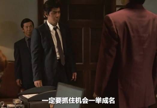 十八线演员误当黑帮大佬为对手戏演员，舔刀坐桌吓懵真大佬