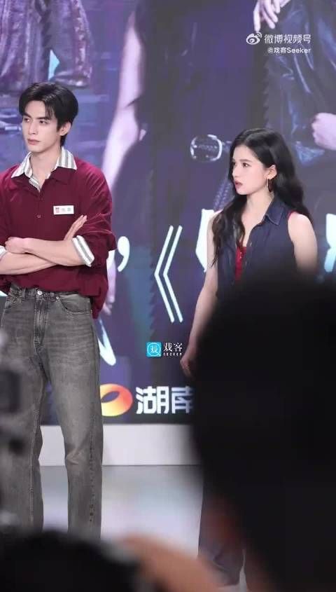 宋威龙张婧仪复刻摩挲脸颊桥段，重现野狗骨头经典