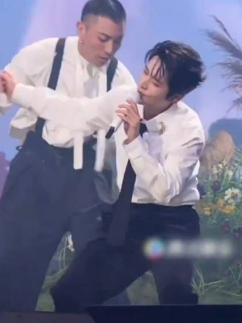 张新成首场演唱会唱跳表现引热议，与张杰对比显拘谨