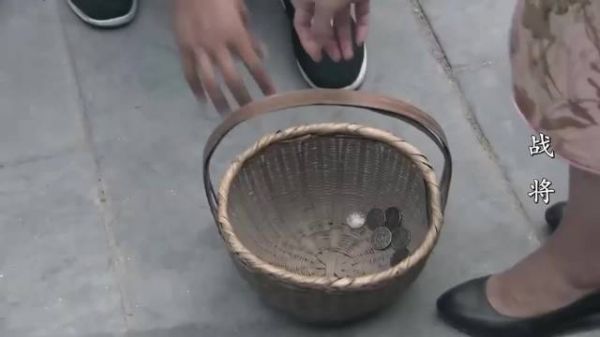 战将：卖唱女子被混混欺负，韩先楚上前阻止，还为她安排去处