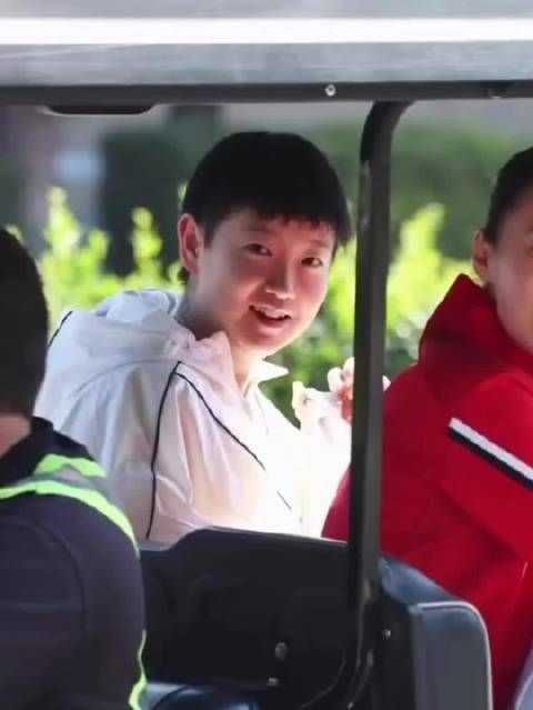 萌得我尖叫，这孩子的微笑太治愈了