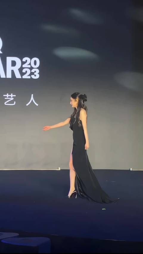 杨幂GQ盛典内场颁奖，大长腿太显眼了