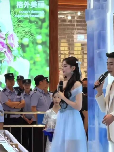 迪丽热巴出席活动以发遮衣引注目