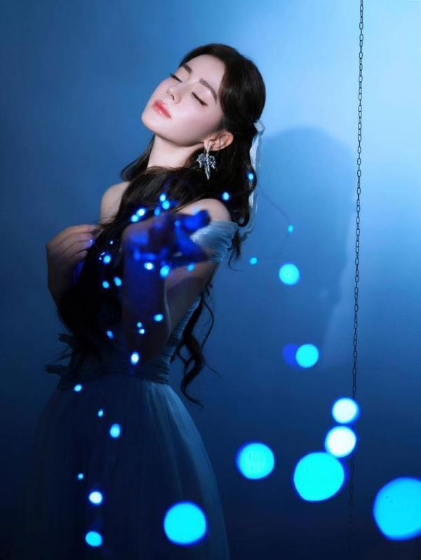 迪丽热巴拍摄氛围感美照。