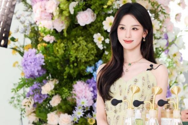 陈都灵温婉雅致。