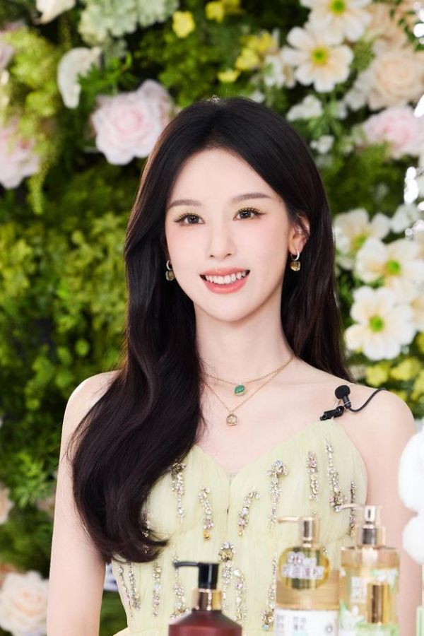 陈都灵笑容清甜。