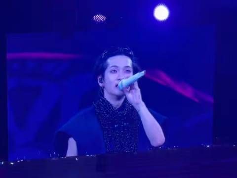 周震南连唱时间煮雨匆匆那年舞步丝滑声线稳准，与鹿晗张碧晨同台惊喜值爆表