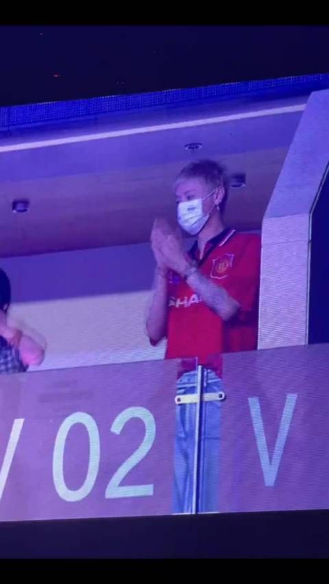 鹿晗现身周震南演唱会,曾被曝低谷期持续两年相助