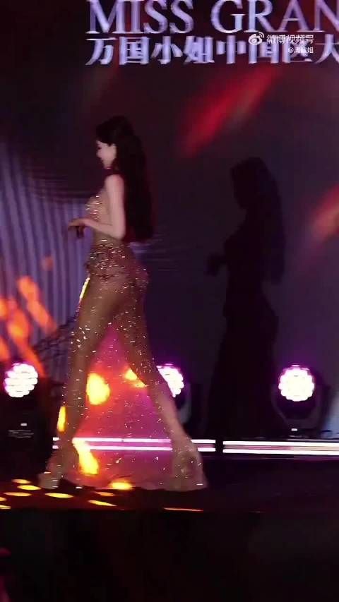 这美女的身材真好，这大长腿让人羡慕