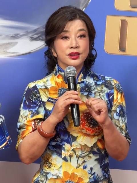 76岁刘晓庆10天拍完82集剧，每天只睡4小时拼事业