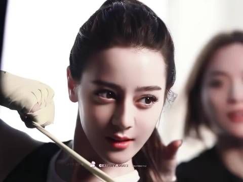迪丽热巴饰演功夫女足前锋钰珑，红衣倒挂金钩惊艳亮相