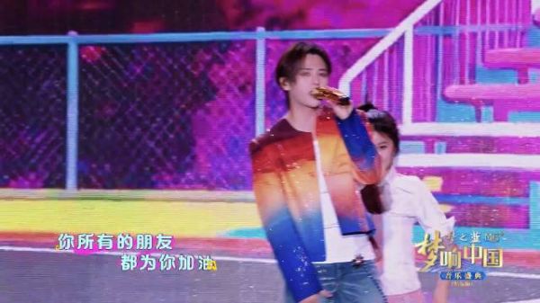 符龙飞演唱《小巷》引发怀旧共鸣