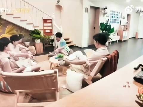 想到之前黄子弘凡说田曦薇走路拽拽的