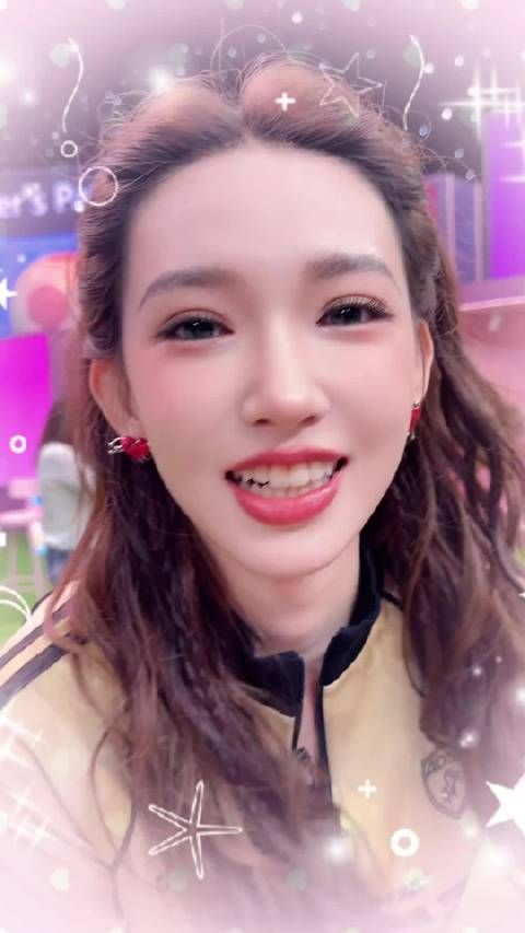 程潇集美们的世界杯派对花絮，一键查收足球少女的一天