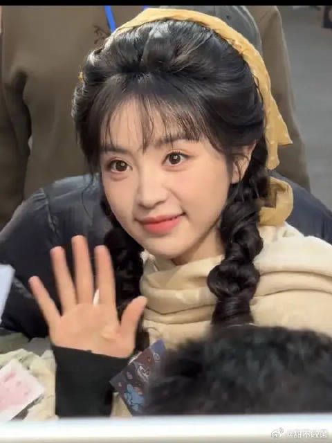 此女就这么笑眼盈盈向前走